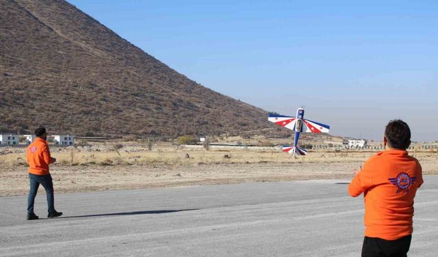 Kendi ürettikleri model uçakla hedef 100 kilometre uçmak