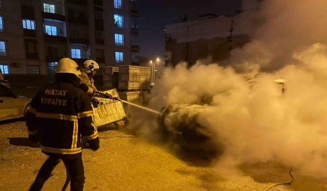 Kırıkhan’da hafif ticari araç yandı