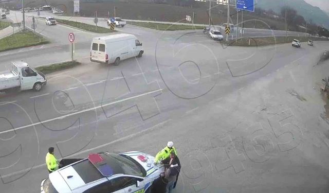 Kırmızı ışıkta bekleyen otomobile arkadan otomobil çarptı: Kaza anı kamerada