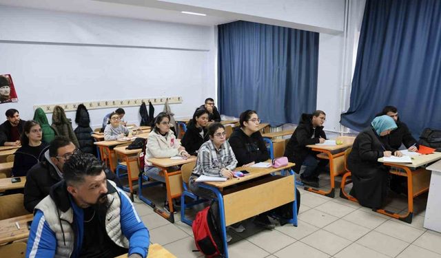 Kırşehir’de 74 engelli vatandaş gönüllü öğretmenlerle KPSS’ye hazırlanıyor