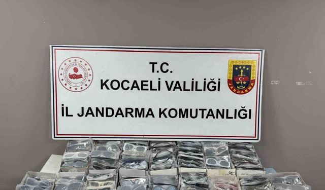 Kocaeli’de 2,6 milyon TL’lik kaçak gözlük ve tütün operasyonu