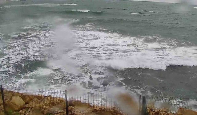 Kocaeli’de fırtına etkili oluyor: Sahillerde dalgalar yükseldi, zirvede yağmur ve sis hakim