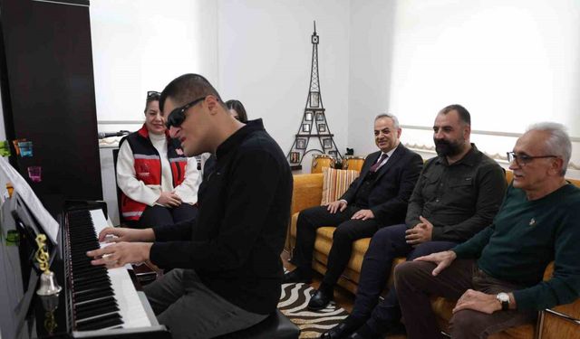 Konservatuvarı dereceyle bitiren görme engelli Mehmet dört enstrümanda ustalaştı