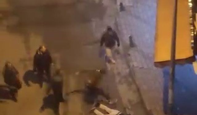 Laf attığı kişiler tarafından böyle darp edildi… Dövmekle yetinmediler, yerde tekmelediler