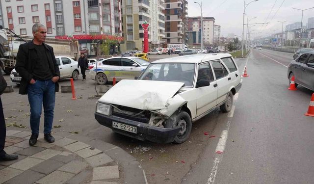 Malatya’da iki otomobil çarpıştı: 2 yaralı
