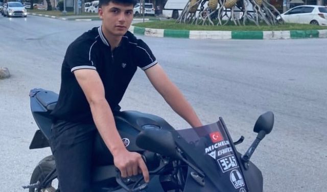 Mezarlıkta otomobilde 2 genç ölü bulundu, otomobilde isimleri yazılı şef bıçağı bulundu