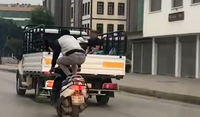 Motosikleti önce çömelerek, sonra yatarak sürdü