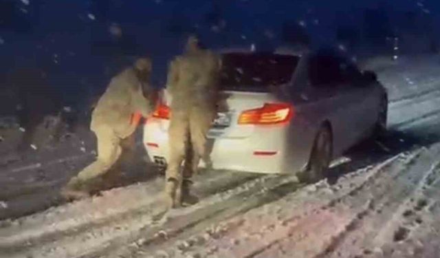 Muş-Bulanık yolunda ulaşıma kar engeli: Jandarma ekipleri rampada mahsur kalan araçları tek tek kurtardı