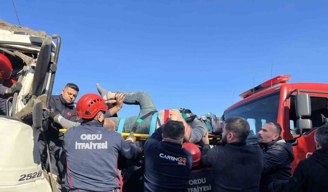 Ordu’da tır ile kamyon çarpıştı: Araçta sıkışan kamyon sürücüsü kurtarıldı