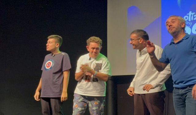 Otizmli bireylerin sahne performansı ayakta alkışlandı
