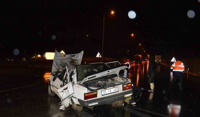 Otomobil tıra çarptı: 4 yaralı