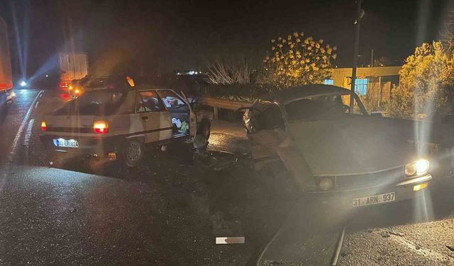 Otomobiller çarpıştı: 1 ölü, 2 yaralı