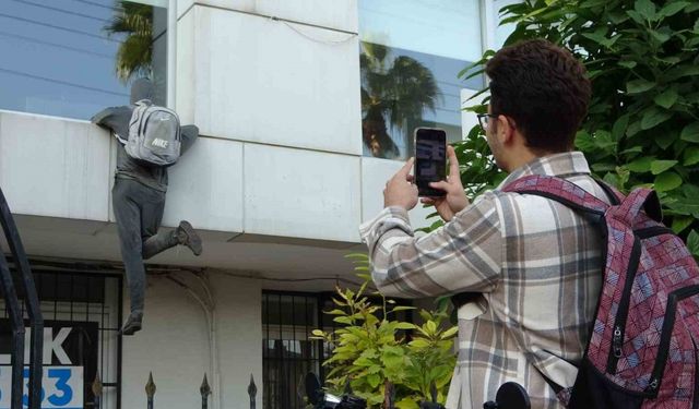 Penceredeki cansız manken ‘hırsız’ı görenler, polisi arıyor, taş atıyor