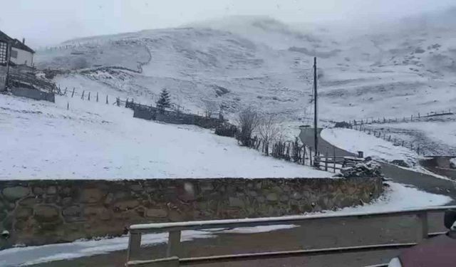 Rize’de kar yağışı yüksek kesimlerde etkili oluyor