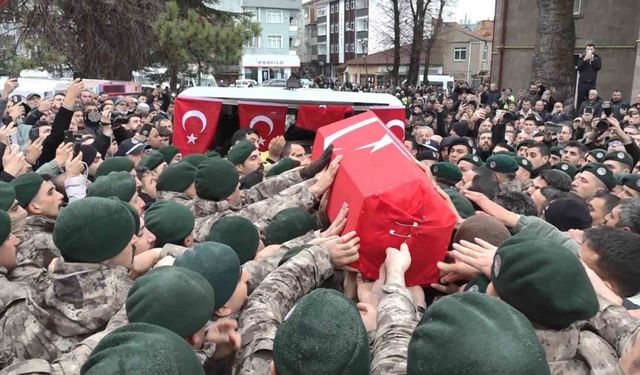 Samsunlu şehit polis, görev arkadaşlarının omzunda dualarla uğurlandı
