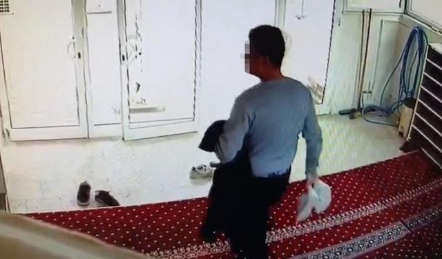 Şanlıurfa’da camide ayakkabı ve mont hırsızlığı kamerada