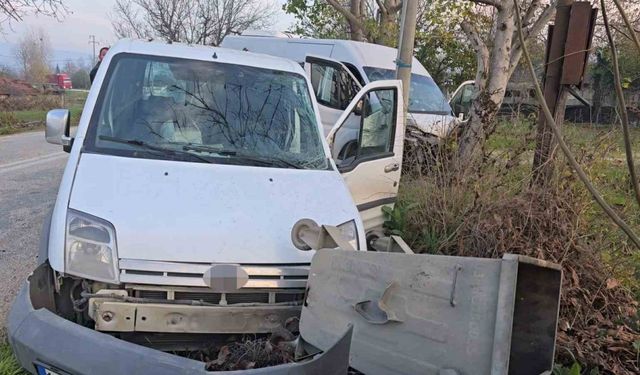 Servis minibüsü hafif ticari araçla çarpıştı: 11 yaralı