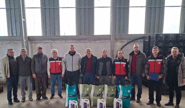 Simav’da 11 sera üreticisine 2,5 ton gübre desteği