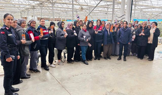 Simav’da sera çalışanı 54 kadına KADES tanıtıldı