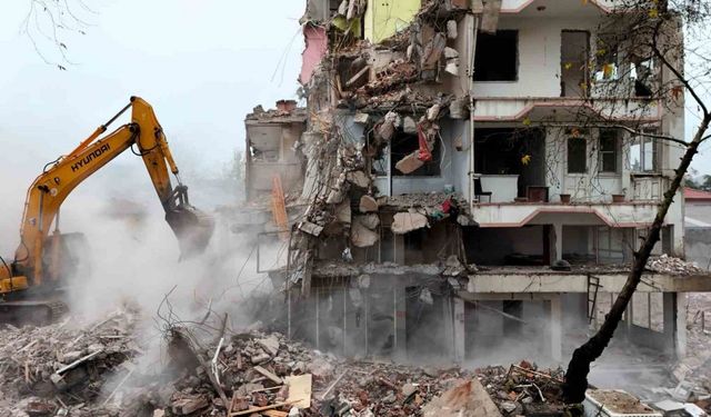 Sındırgı’da deprem sonrası yıkımlar yeniden başladı