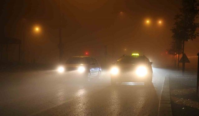 Sivas yoğun sise gömüldü, araçlar görünmez hale geldi