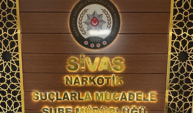 Sivas’ta gerçekleşen narkotik operasyonda 8 bin sentetik ecza ele geçirildi.