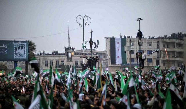 Suriyeliler Esad rejiminin devrilmesinin 1’inci yıl dönümünü Emevi Meydanı’nda kutladı