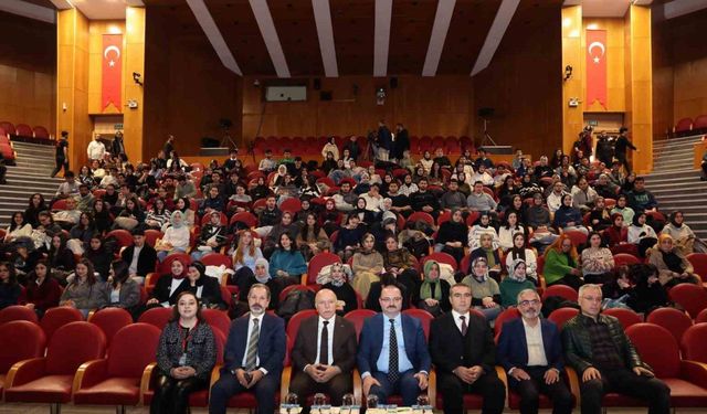 TEDXATATÜRKUNİVERSİTY "Perde" temasıyla katılımcılarla buluştu