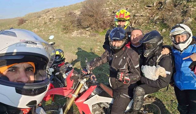 Tek başına buldukları yeni doğmuş kuzuyu 3 kilometre ötedeki annesi ile kavuşturdular