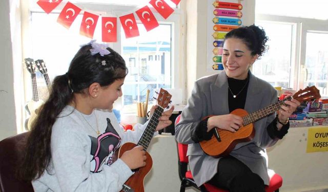 Tek öğretmen, dört öğrenci: Köy okuluna yürek ısıtan dokunuş