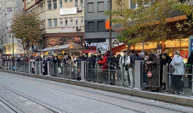 Teknik arıza sebebiyle tramvay seferleri aksadı, duraklarda yoğunluk oluştu