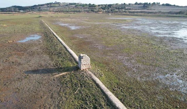 Terkos Gölü’nde su çekilince tarihi su kanalları gün yüzüne çıktı