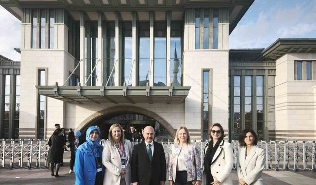 Türk Tıp Dünyası Kurultayında Kakaçoğlu’na teşekkür