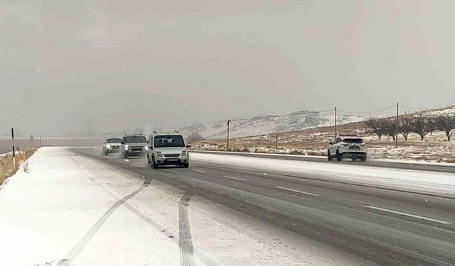 Van-Özalp yoluna dolu yağışı