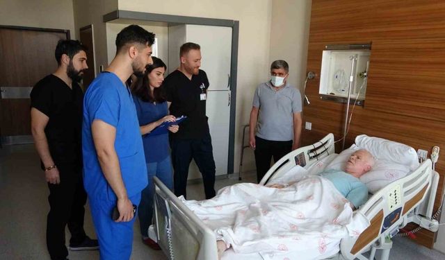 Van’da ölümcül damar yırtığı 15 kişilik ekip tarafından ameliyat edildi