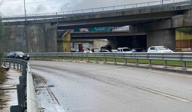 Yağışlı havada bariyere çarpan motosikletin sürücüsü hayatını kaybetti