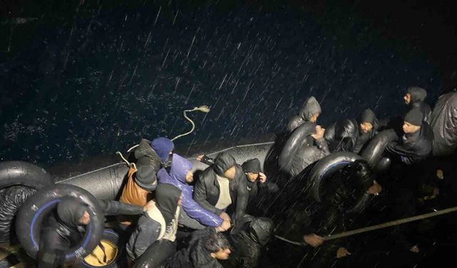 Yağmurun altında denizde sürüklenen göçmenlere sahil güvenlik yetişti