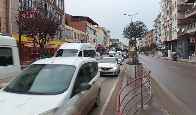 Yalova'da köprülü kavşakta çalışma nedeniyle trafik yoğunluk