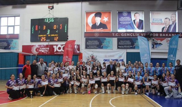 Yıldız kızlarda Hürriyet Ortaokulu şampiyon oldu