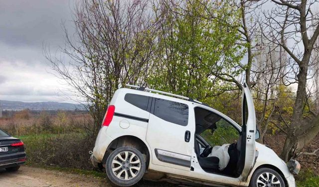 Yoldan çıkan otomobil ağaca çarptı: 2’si çocuk 4 kişi yaralandı