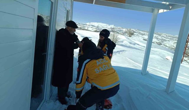 1 kilometrelik yolu yürüyerek hastaya ulaştılar