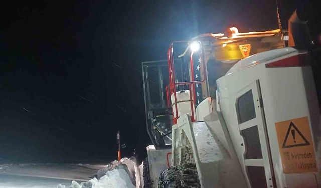 1 metreyi aşan karda yol açma mücadelesi