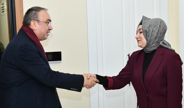 15 Temmuz şehidinin kızını ziyaret eden Vali: 'Onlar sayesinde milli irade gasp edilemedi'