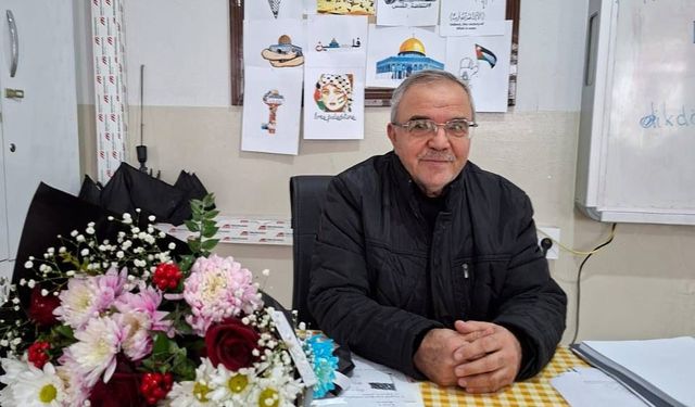 43 yıllık öğretmen, öğrencilerinin alkışları arasında emekliye ayrıldı