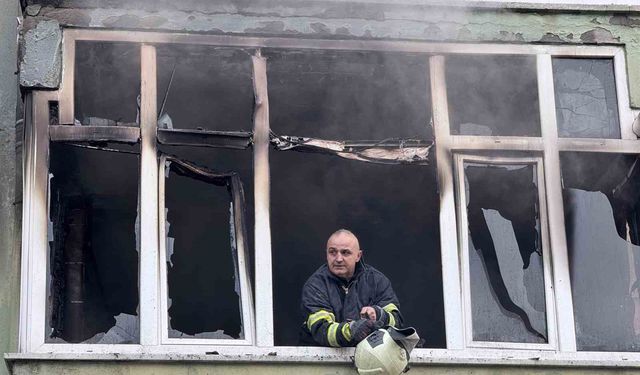 5 katlı apartmanda yangın paniği: 8 kişi itfaiye ekiplerince kurtarıldı