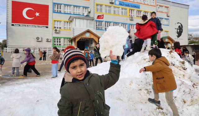 Adanalı öğrencilerin kamyon kamyon kar mutluluğu