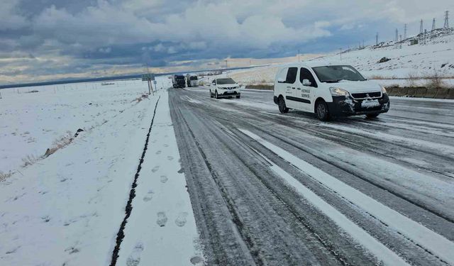 Adilcevaz'da kar ve buzlanma nedeniyle onlarca araç yolda kaldı
