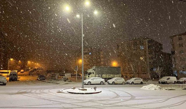 Adıyaman'da kar yağışı etkisini artırdı