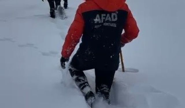 AFAD ekipleri yoğun kar altında 4 saat yürüyerek aileye ulaştı