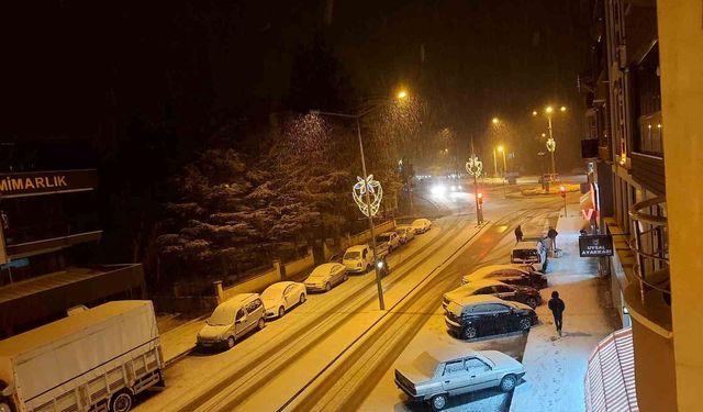 Afyonkarahisar'ın yüksek kesimlerinde kar etkisini gösterdi